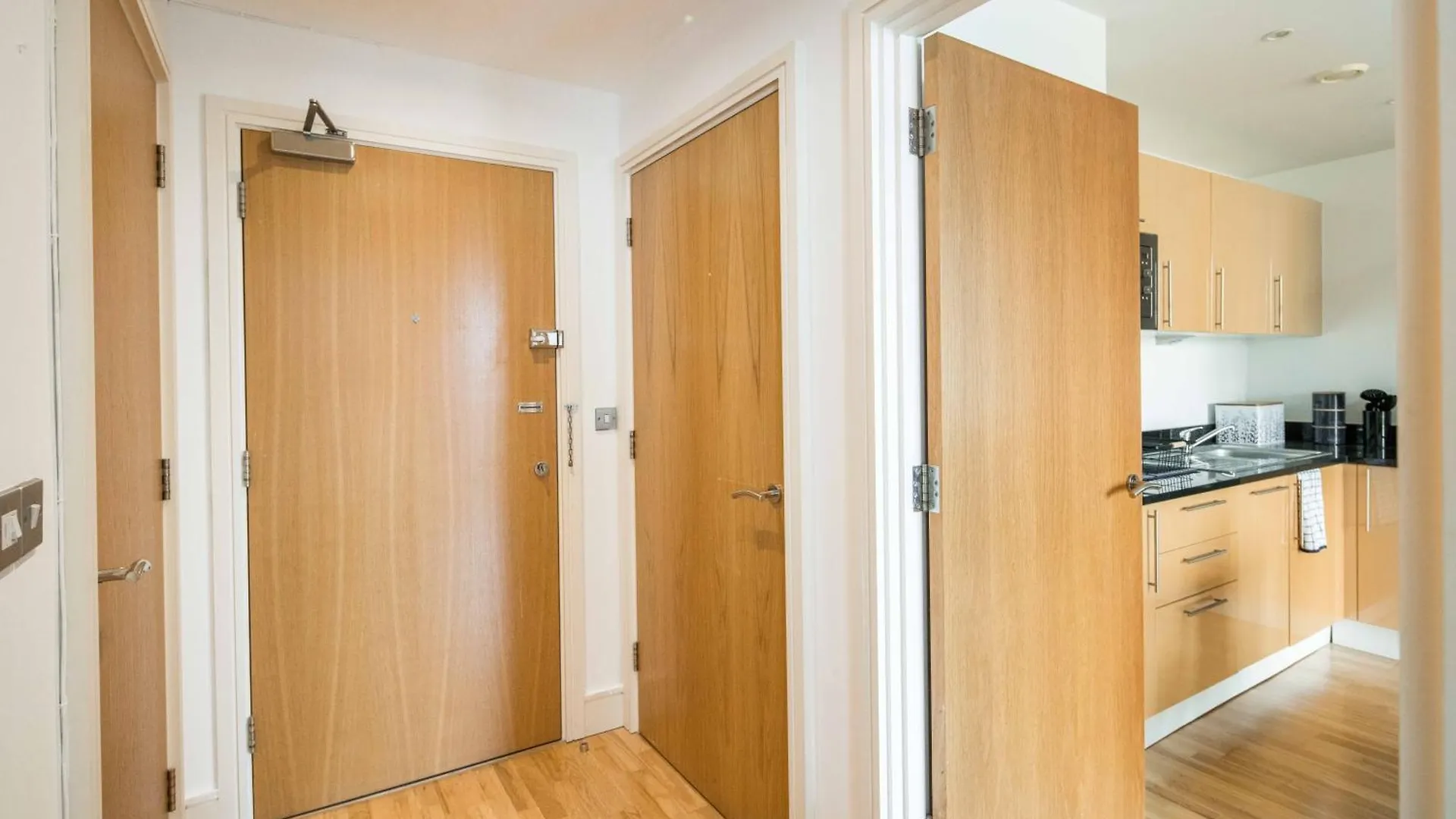 Immaculate 1-Bed 1-Bath Apartment In London Area