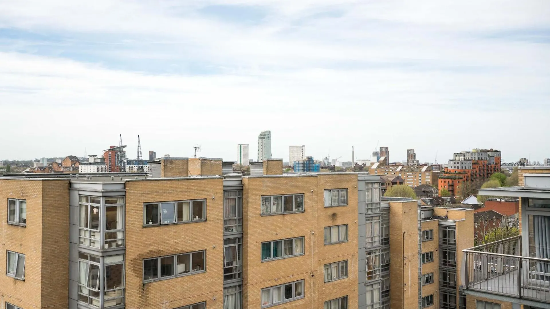 Immaculate 1-Bed 1-Bath Apartment In London Area