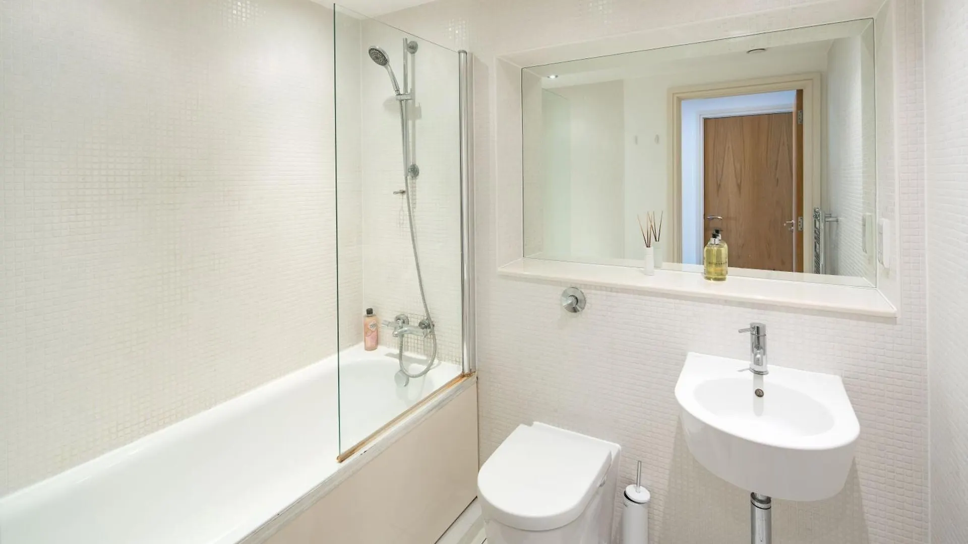 Immaculate 1-Bed 1-Bath Apartment In London Area