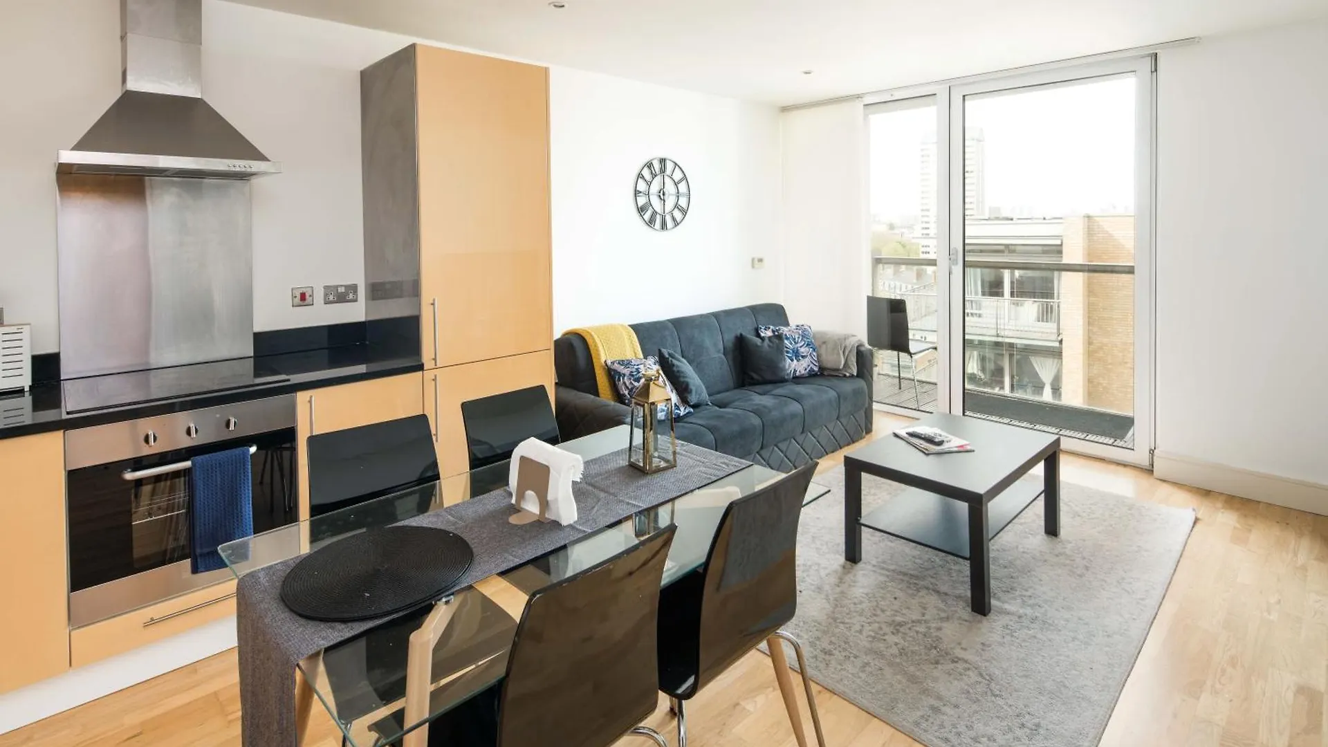 Immaculate 1-Bed 1-Bath Apartment In London Area 0*,